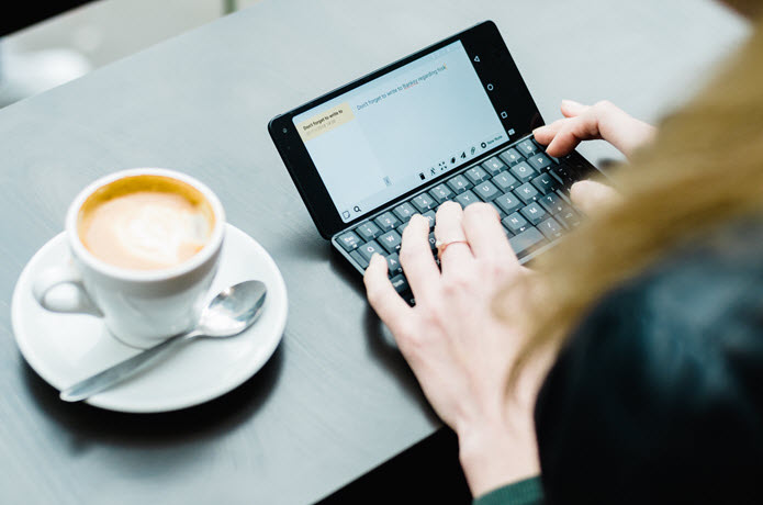 Cosmo Communicator har komplett fysiskt QWERTY, påminner om klassisk Nokia
